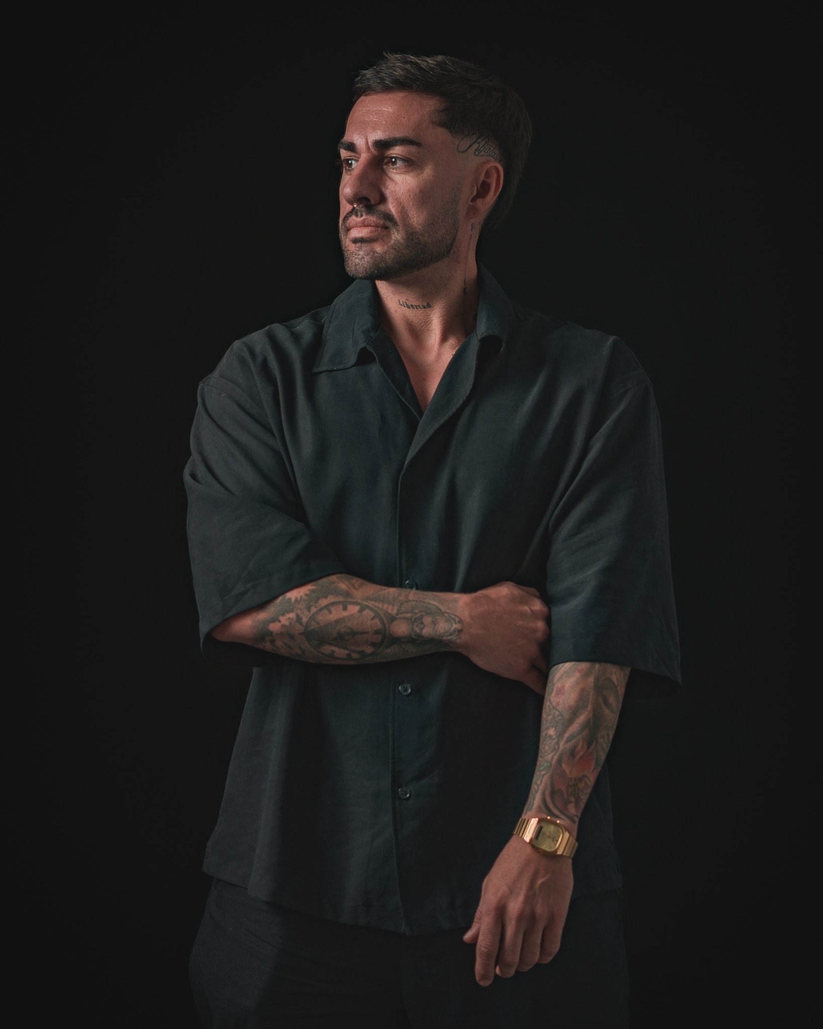 KAASS en retrato oscuro con camisa negra